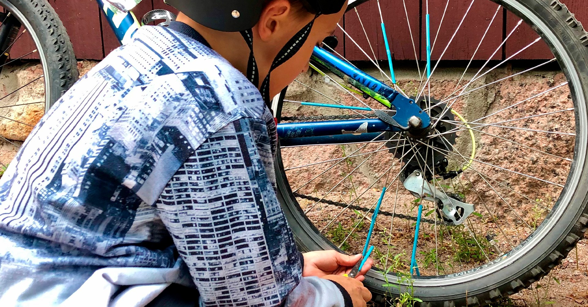 Lapsi koristelee polkupyörää.