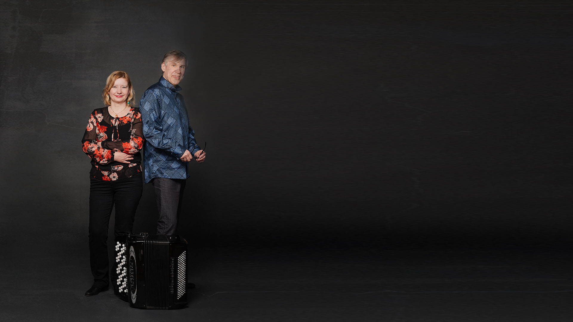 Maria Kalaniemi ja Timo Alakotila poseeraamassa harmonikan kanssa.