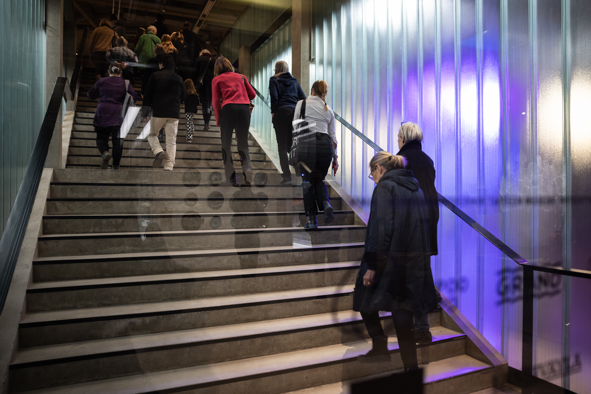 Ihmisiä EMMA-museoon johtavassa portaikossa.