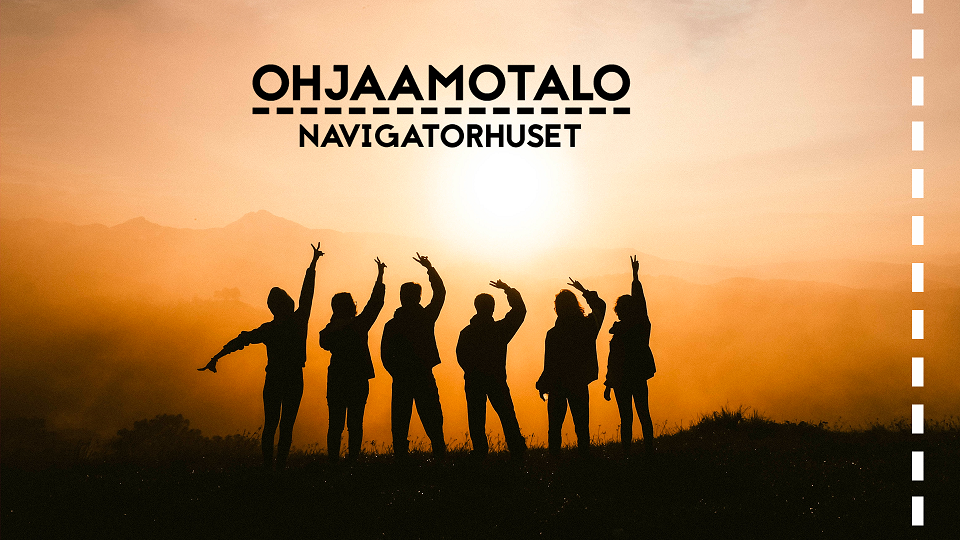 Ryhmä ihmisiä selin kameraan katsomassa auringonlaskua. Ylhäällä teksti Ohjaamotalo - Navigatorhuset.