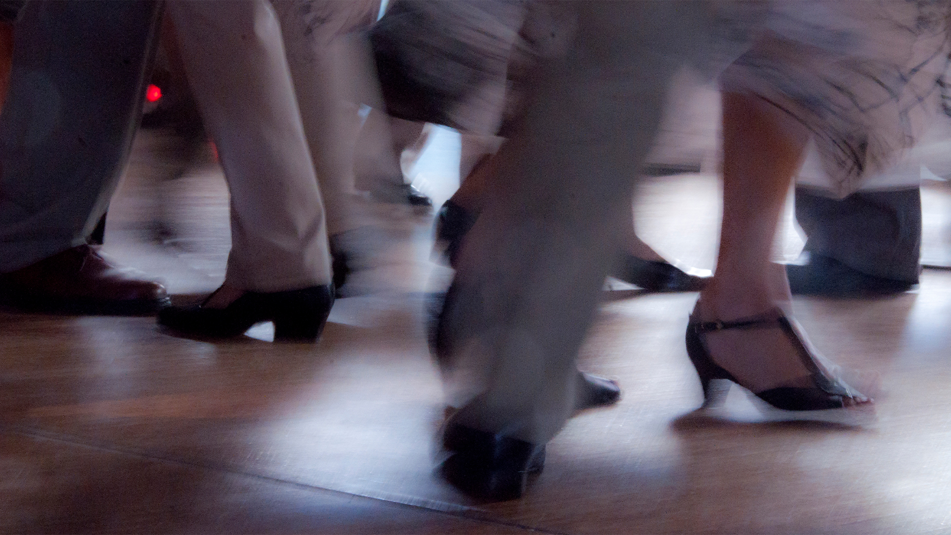 Kuva tanssivien ihmisten jaloista